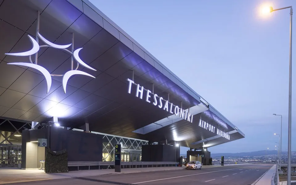 В Салониках отменили рейс в Германию из-за птицы, попавшей в двигатель самолета