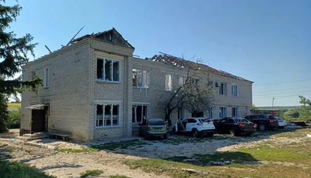 Росіяни вдарили по адміністративній будівлі на Харківщині, є постраждалі