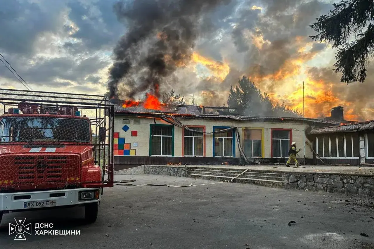 Російський дрон пошкодив ліцей на Харківщині та спричинив масштабну пожежу