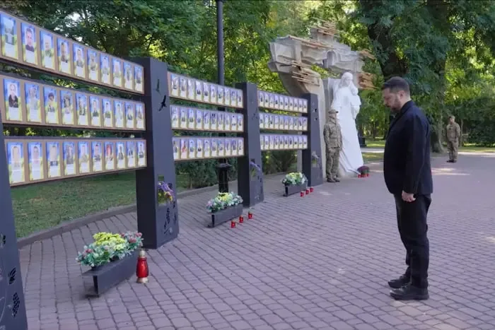 Зеленський прибув на Івано-Франківщину та вшанував полеглих захисників