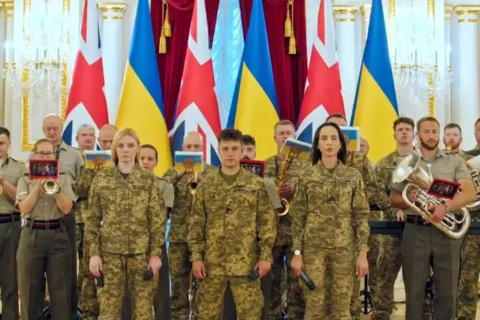Українські військові музиканти та британські морпіхи підкорили мережу піснею