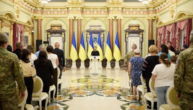Zelenskyy presented 25 certificates for apartments to Heroes of Ukraine