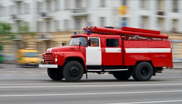 У Києві через падіння уламків БпЛА загорівся бізнес-центр