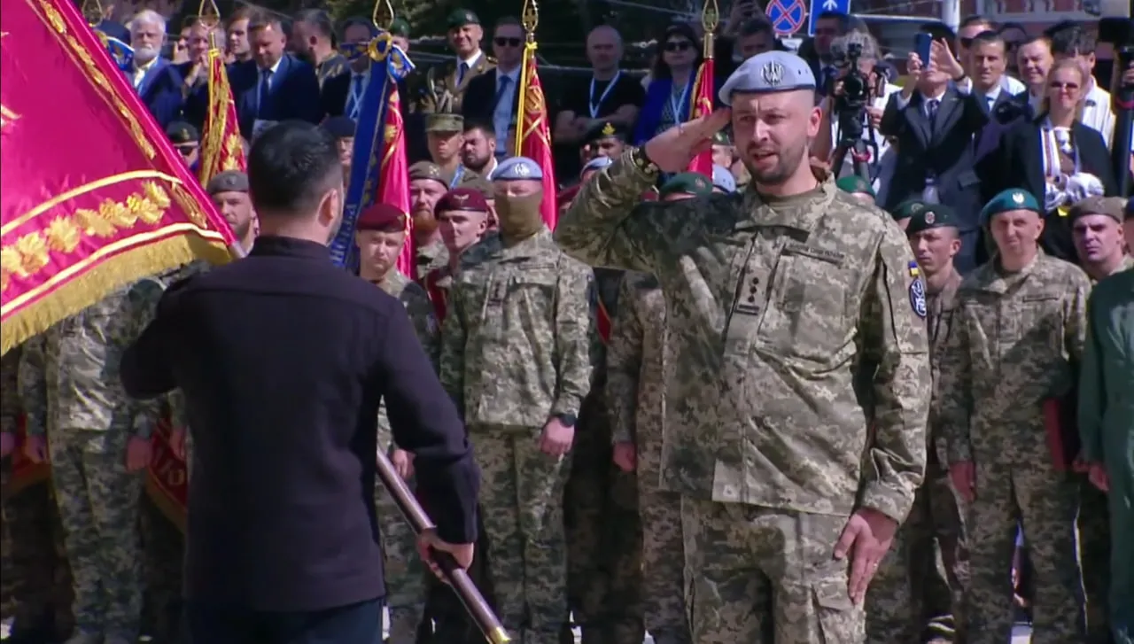 Зеленский передал боевое знамя 20-й бригаде беспилотных систем К-2