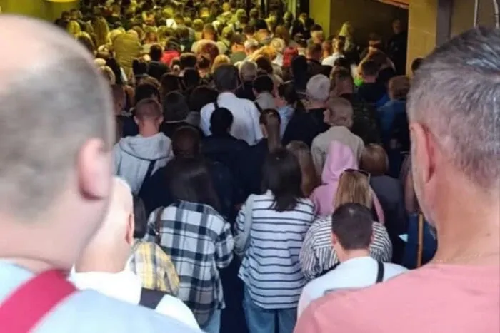 Киевляне массово спустились в метро из-за тревоги: станция «Лесная» переполнена