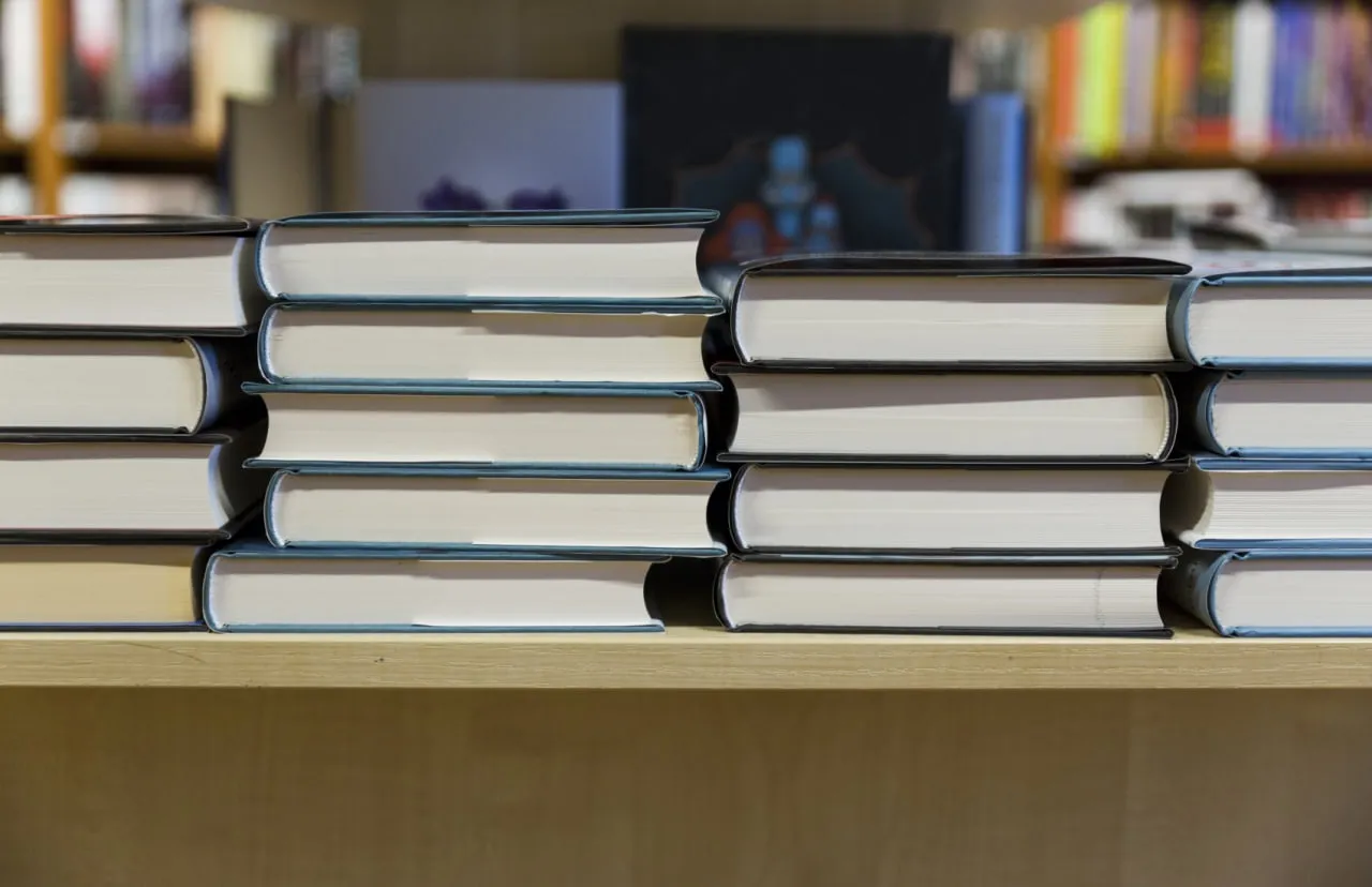 Российский дрон атаковал склад с книгами известных издательств
