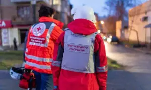 Внаслідок ворожого обстрілу села під Харковом загинули люди, є постраждалі