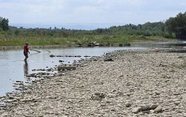 Річки України стрімко міліють: де вода досягла критичних позначок