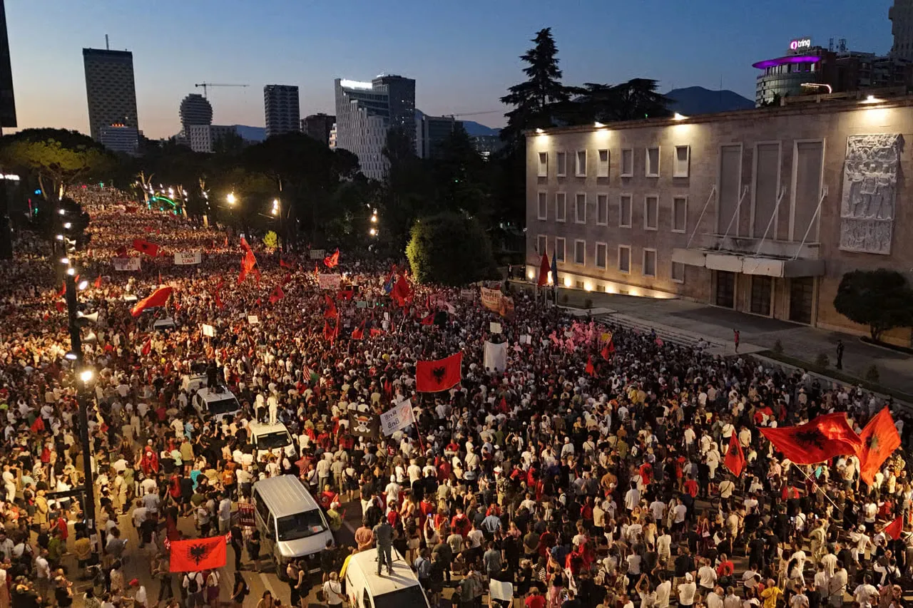 Meta заблокировала аккаунты албанских активистов из-за протестов против курорта