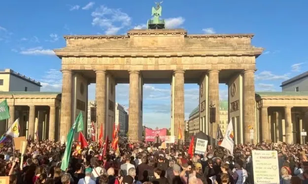 В Берлине тысячи людей вышли на протест после победы АдН на выборах