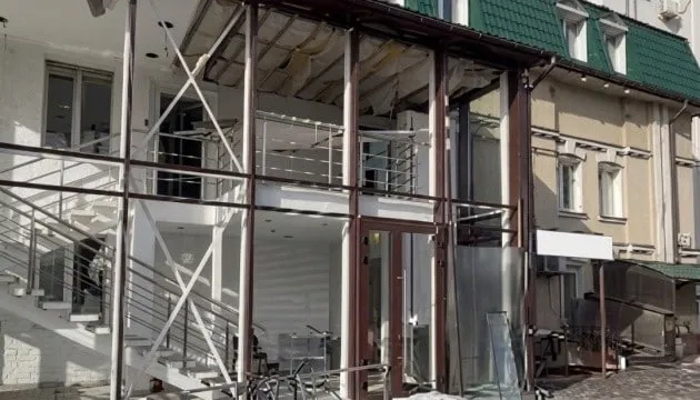 В результате российского обстрела был поврежден медицинский центр в Киеве