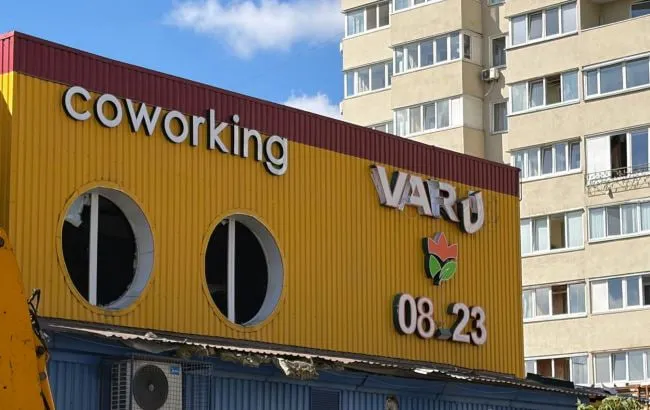 У Києві обстріл РФ знищив супермаркет VARUS