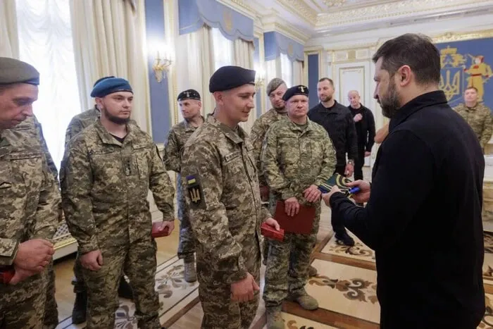 Зеленський відзначив українських танкістів нагородами