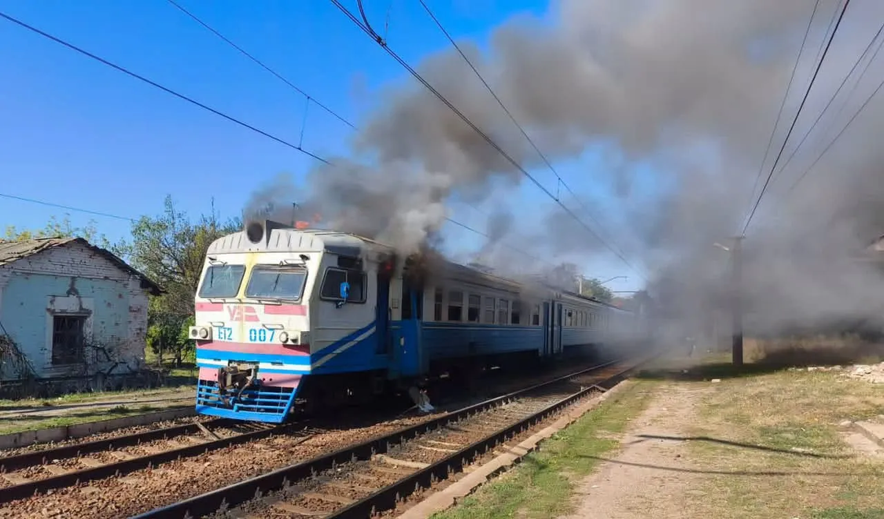 Російський дрон ударив по електричці на Харківщині, є загиблий і семеро постраждалих