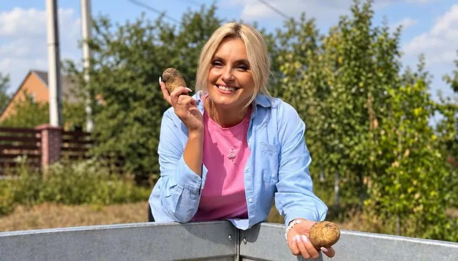 Вагітна Ірина Федишин показала, як її родина збирає картоплю на маминому городі