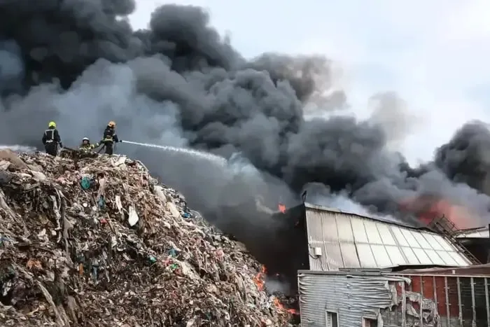Под Москвой загорелась промышленная зона, пожар охватил тысячи квадратных метров