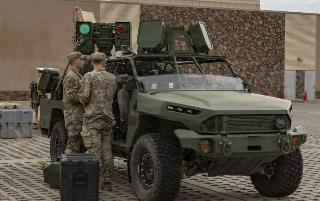 Американські військові показали бойовий лазер AMP-HEL на машині