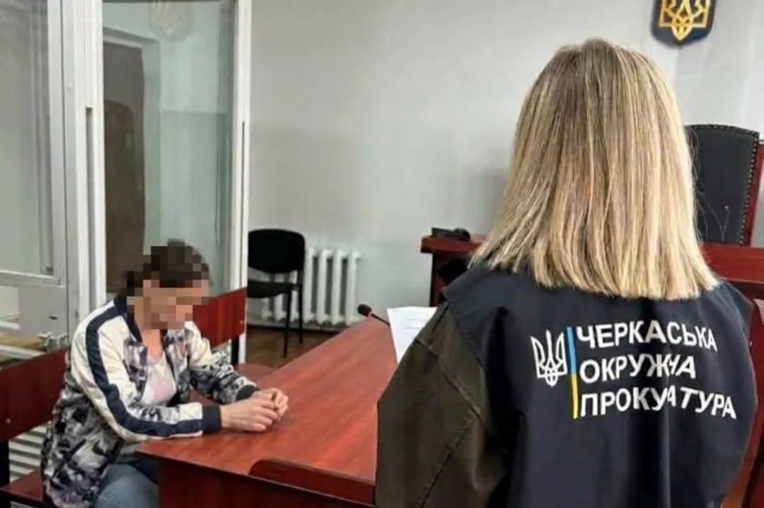 In the Cherkasy region, a woman posed as a nurse and swindled 400,000 hryvnias and $8,000 from a retiree