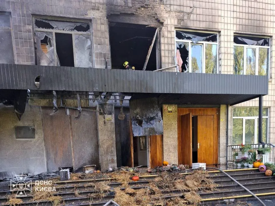 В результате российских атак пострадали более 300 учебных заведений в Киеве