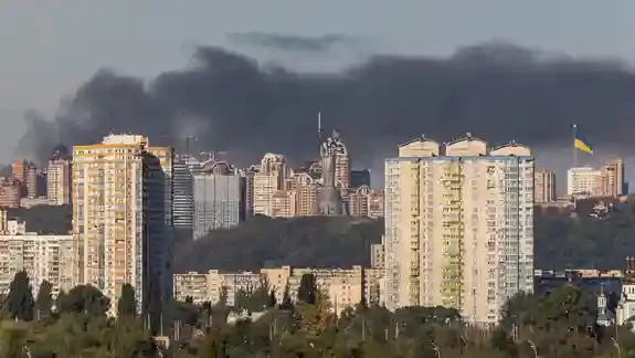 Видео: После взрыва в Киеве часть районов осталась без света, над Правым берегом поднялся дым