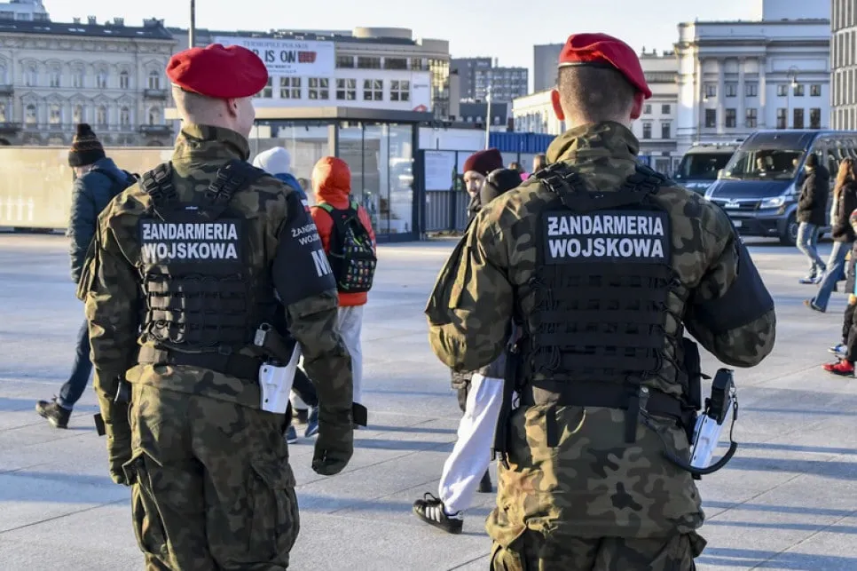 В Польше трое человек пострадали после вскрытия посылки в военной полиции — RMF24