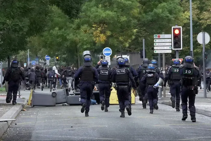 Во Франции закроют более 400 школ из-за массовых протестов учащихся — Reuters