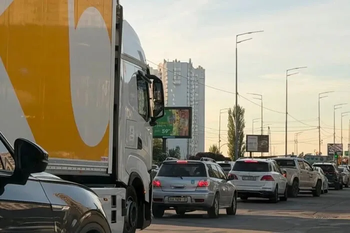 Депутат Верховной Рады попала в огромную пробку на Южном мосту и резко раскритиковала организацию работ