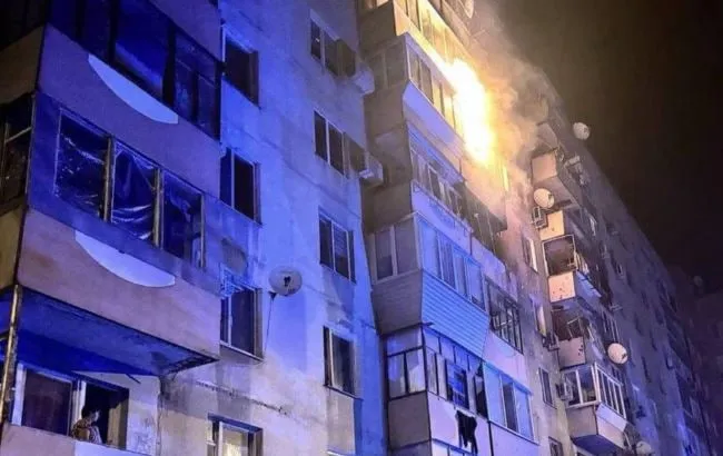 Оккупанты обстреляли Запорожье и попали в многоэтажный дом