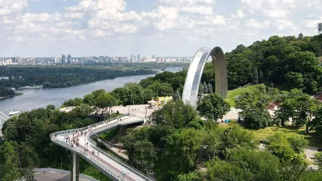 Торгові мережі готують ротації працівників на випадок проблем із логістикою через Дніпро