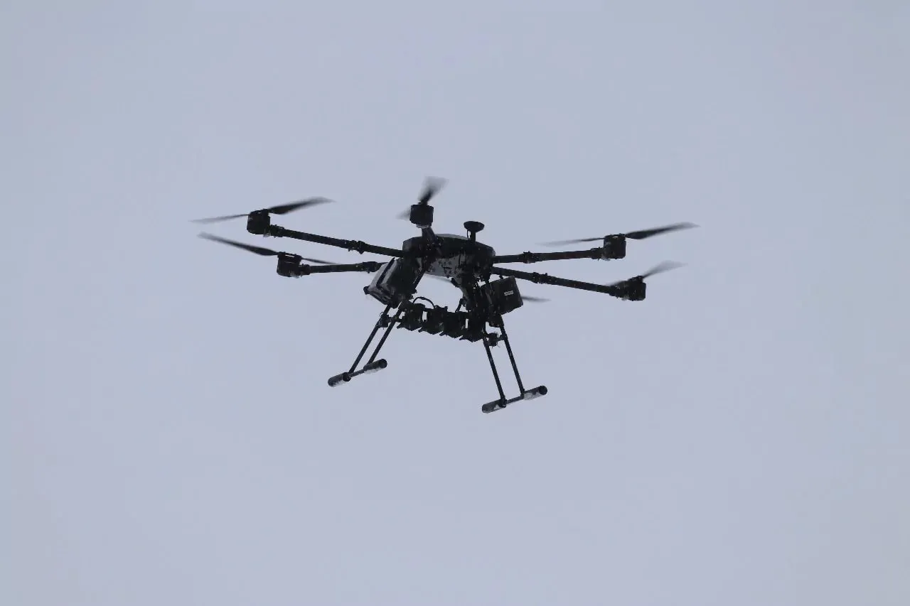 В Сумах российский FPV-дрон повредил три автомобиля