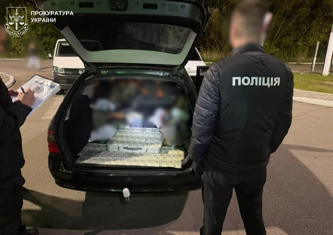 На Житомирщині двоє чоловіків вимагали $8000 неіснуючого боргу