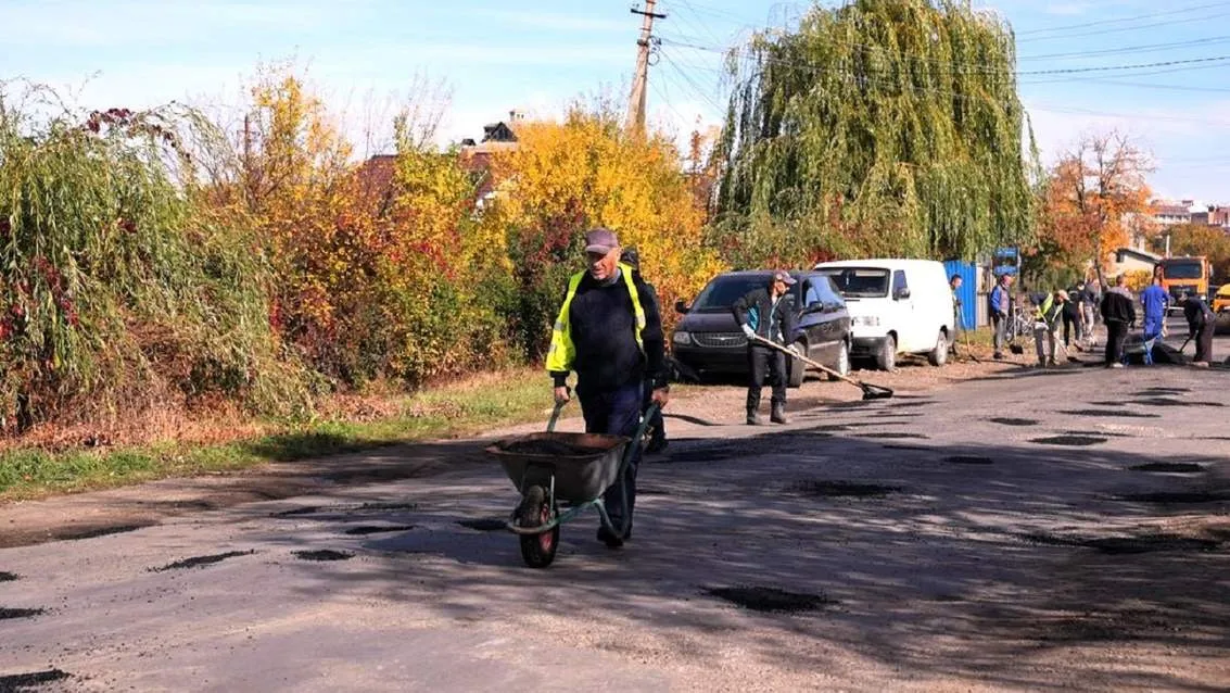 В Прикарпатье крестьяне самостоятельно заделали все ямы на государственной дороге