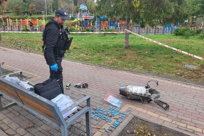 Дві жінки постраждали внаслідок падіння уламків безпілотника в київському парку