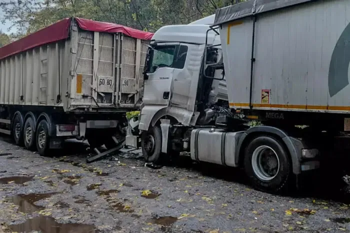 Three trucks collided in the Vinnytsia region; one of the drivers was trapped in the cab