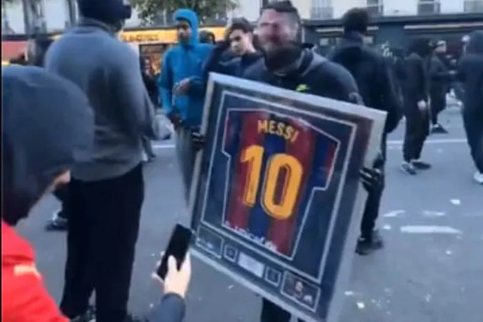 W Paryżu podczas protestów skradziono koszulkę Messiego z autografem