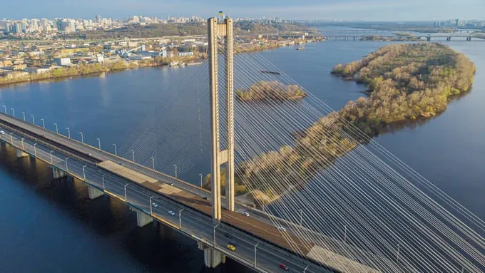 В Киеве возобновили движение по Южному мосту в направлении правого берега