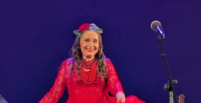 曾卷入语言风波的女演员在莱西·乌克兰卡剧院的舞台上用乌克兰语演唱了歌曲