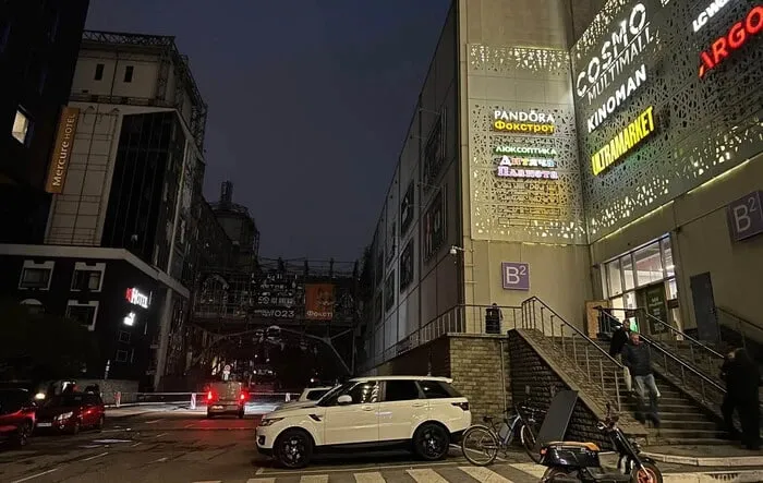مركز التسوق والترفيه «Cosmo Multimall» في كييف يستأنف عمله بعد الهجوم الروسي