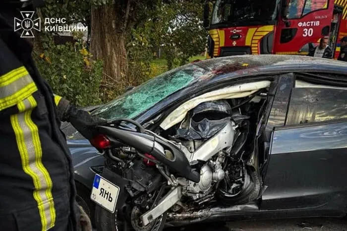 Śmiertelny wypadek drogowy w Fastowie: zginęły dwie osoby, wśród poszkodowanych są dzieci
