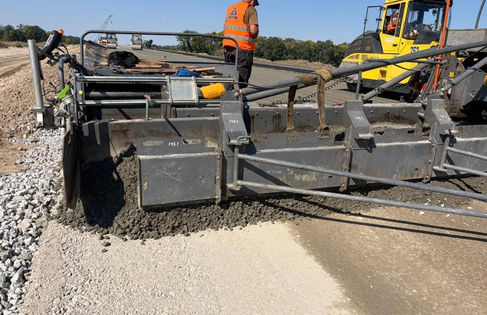 Construction of nearly 30 km of new road has resumed in the Dnipropetrovsk region