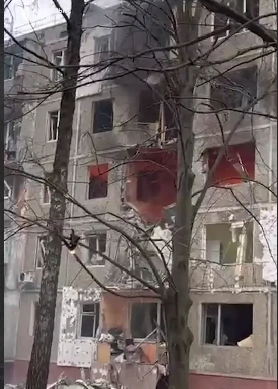 У Чернігові окупанти влучили в багатоповерхівку - є загиблі та поранені