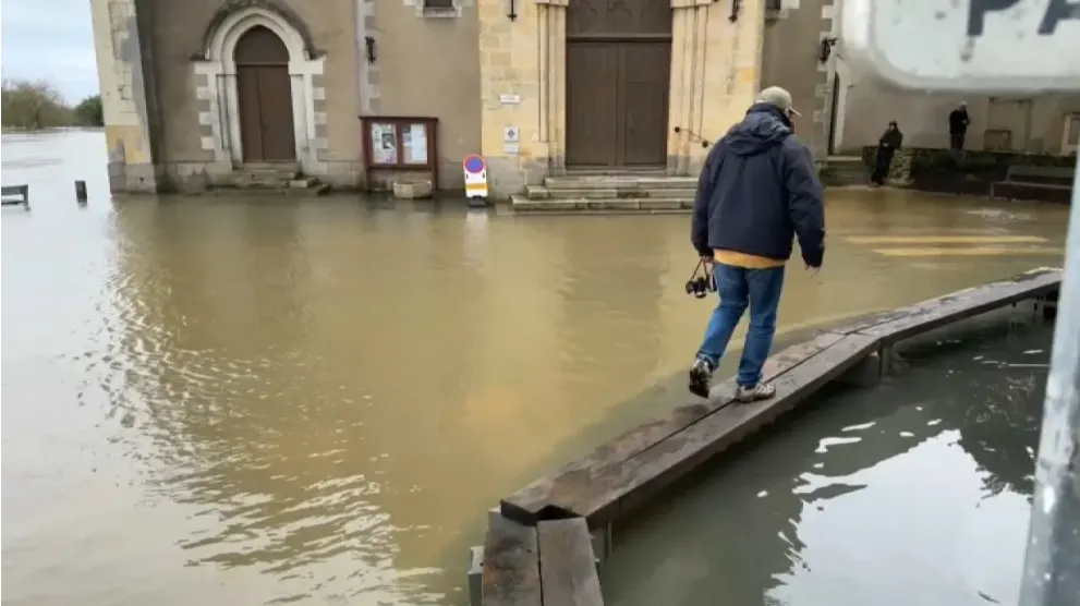 Повені на заході Франції не відступлять ще кілька днів