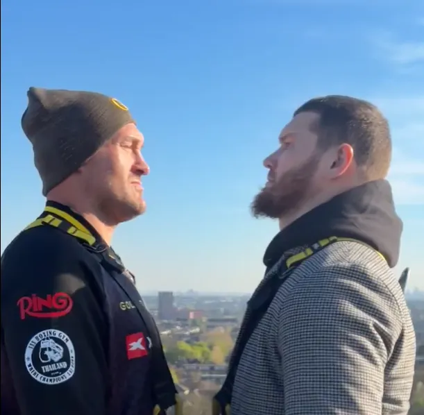 Ф’юрі під час дуелі поглядів обійняв росіянина і спробував його поцілувати