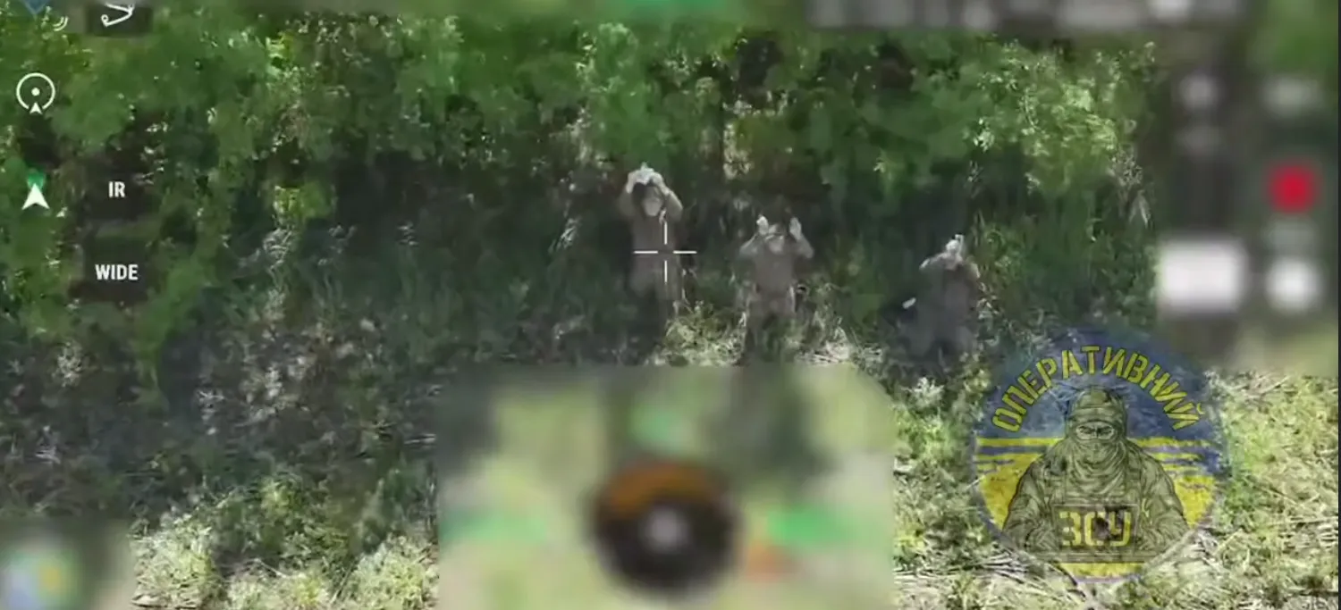 Відео: троє військових РФ здалися в полон під наглядом українського дрона