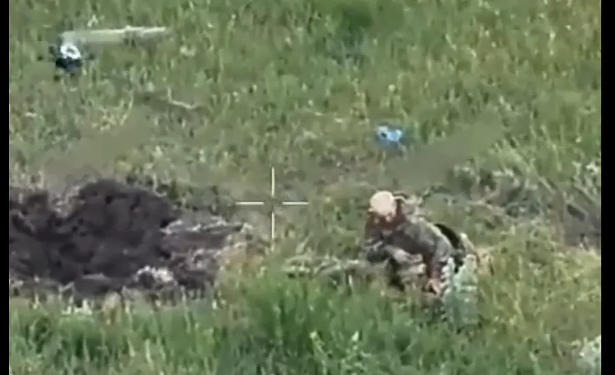 Відео: Окупант зняв спорядження перед ударом українського дрона
