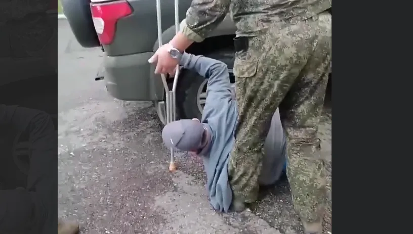 В Сургуте военная полиция силой вывезла из госпиталя российского военнослужащего с костылём