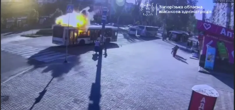 Видео: Россияне атаковали пассажирский автобус в Запорожье с помощью FPV-дрона