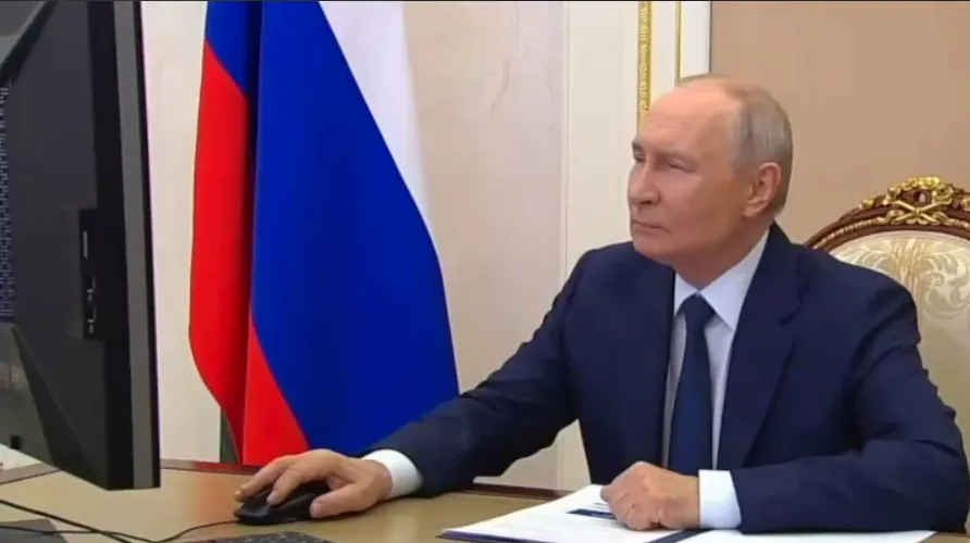 Відео: Путін проголосував онлайн на виборах до Держдуми та сам собі подякував
