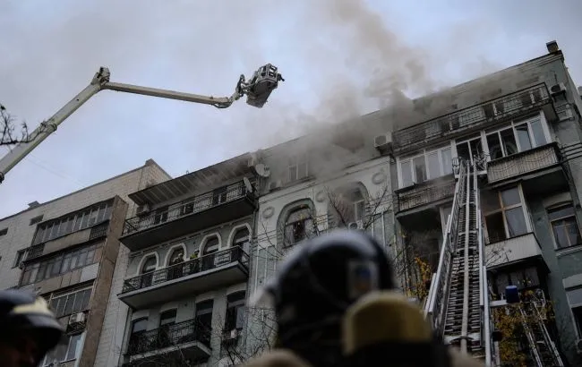 Фото: в Києві з вечора палає багатоповерхівка