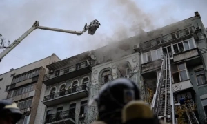 Фото: в Києві з вечора палає багатоповерхівка